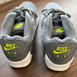 Youth Nike Air Max size 6 Y Pre-owned